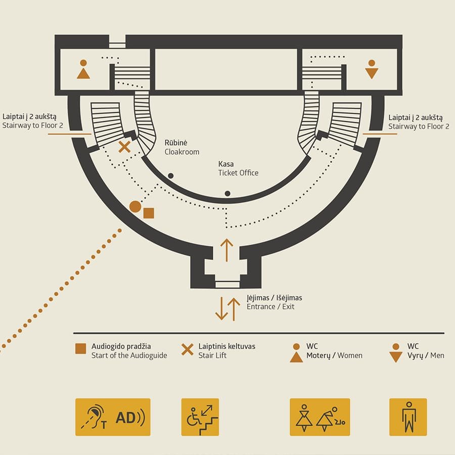Accessible museum floor map showing the entrance, ticket office, cloakroom, stair lift, restrooms, and audio guide route with accessibility symbols and bilingual labels.