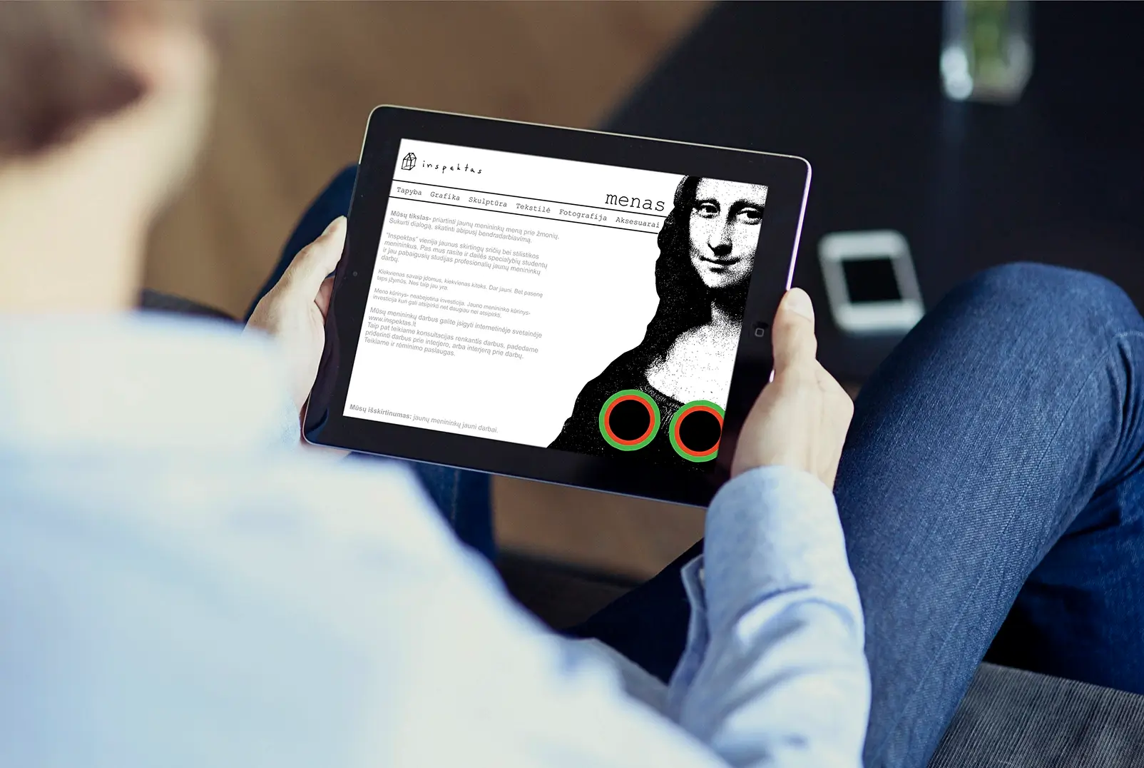 Person holding a tablet displaying an Inspektas website page headed “Art”. The navigation includes “Painting”, “Graphic Art”, “Sculpture”, “Textiles”, “Photography” and “Accessories”. A black-and-white Mona Lisa image fills the right side, with two colorful circular accents near the bottom.