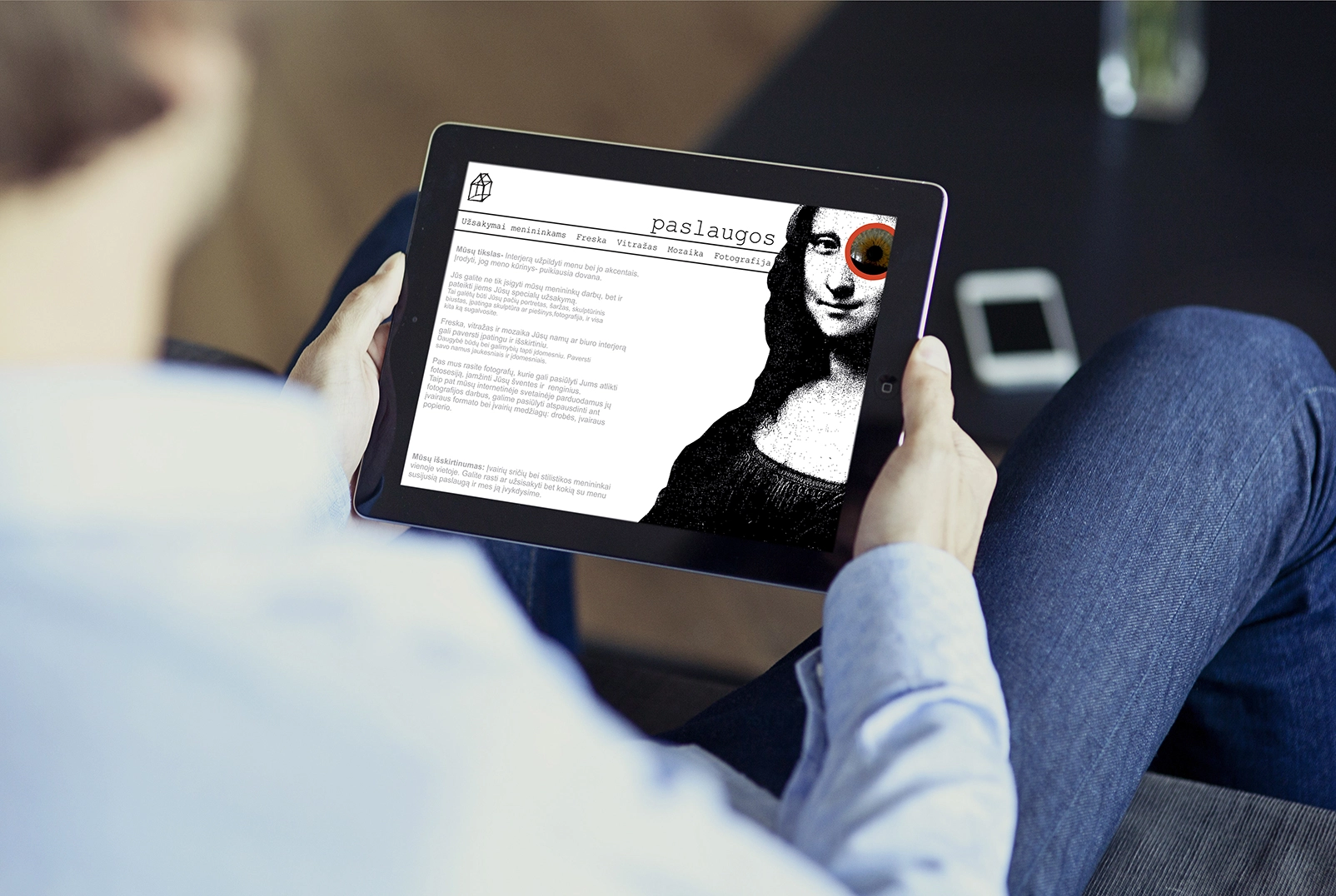 Person holding a tablet displaying an Inspektas page headed “Services”. The navigation includes “Commissions for Artists”, “Fresco”, “Stained Glass”, “Mosaic” and “Photography”. A black-and-white Mona Lisa appears on the right with a colorful circular detail over one eye.